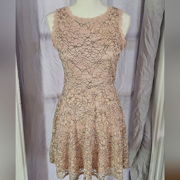 Elegant Lace Floral Dress in Pink Size Small - Picture 1 of 8